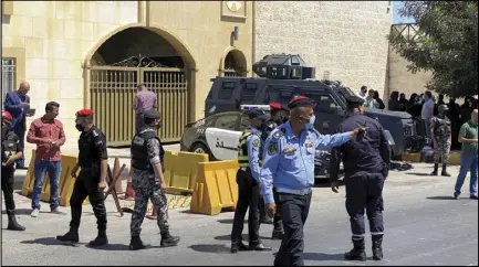 ??  ?? عناصر أمن اردنيون خارج مبنى محكمة أمن الدولة حيث حوكم المتهمان أمس