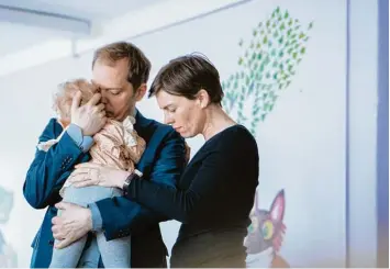  ?? Foto: WDR/Alexander Fischerkoe­sen ?? Peter (Godehard Giese) und Marie (Victoria Mayer) halten ihr Wunschkind Nina in den Armen. Ziel erreicht? Die Mühlen der rus sischen Bürokratie bedrohen ihr Glück.