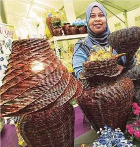  ?? (Foto hiasan) ?? Barangan hiasan rumah berasaskan surat khabar yang dikitar semula.