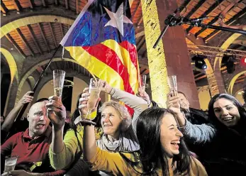  ?? Foto: Reuters ?? Radost zastánců nezávislos­ti Lidé bouřlivě slaví vítězství separatist­ických stran v katalánský­ch volbách vlajkou zvanou Estelada. Na ní je na rozdíl od tradiční katalánské vlajky modrý klín s bílou hvězdou.