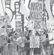  ?? AFP ?? Protestas afuera del centro de reunión del NRA