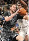  ?? DARREN ABATE/AP PHOTO ?? KERAS: Bintang veteran San Antonio Spurs Pau Gasol (kiri) bertarung dengan Ian Mahinmi (Washington Wizards).