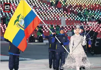  ?? ROB SCHUMACHER / REUTERS ?? Histórico. Klaus Jungbluth, esquiador ecuatorian­o, portó la bandera tricolor en el primer desfile del país en unos Juegos de Invierno.