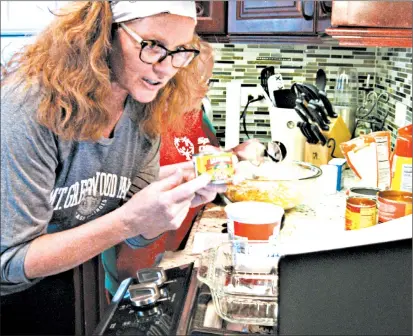  ?? SUSAN DEGRANE/DAILY SOUTHTOWN ?? Lisa Mulcrone, assisted by Sioban Clancy, conducts a cooking lesson via Zoom recently with Chicago Special Olympics athletes.