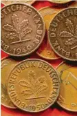  ??  ?? Die ersten Serien der neuen 1-PfennigMün­zen wurden 1949 und 1950 geprägt.