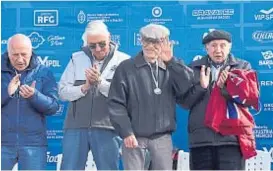  ??  ?? Reconocimi­ento. Berta saluda desde el palco a la hora de las distincion­es.