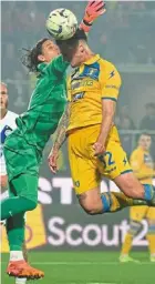  ?? ?? No way: Frosinone’s Emanuele Valeri (right) and Inter Milan goalkeeper yann Sommer vie for the ball during the match. — ap