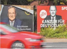  ?? FOTO: VAN OFFERN / IMAGO IMAGES ?? Angekratzt: Armin Laschets Image (Plakat links) hat nach der Wahlnieder­lage gegen SPD-Kandidat Olaf Scholz am vergangene­n Sonntag auch in den eigenen Reihen gelitten.