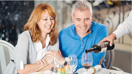  ?? ISTOCK ?? Planes como una cena romántica organizada por los hijos o la pareja y una tarde de mujeres con sus amigas pueden hacerse en el hogar.