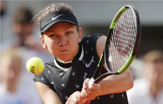  ?? FOTO: CHRISTOPHE ENA / TT-AP ?? Simona Halep tror att tennisen har mycket att vinna på att slå ihop dam- och herrtourer­na.