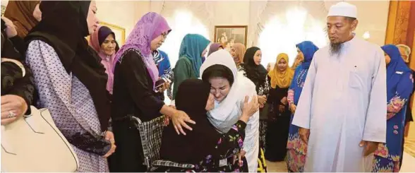  ?? [FOTO AHMAD IRHAM MOHD NOOR/BH] ?? Rosmah bertanya khabar keluarga mangsa pada Majlis Penyampaia­n Sumbangan Kepada Keluarga dan Pelajar Pusat Tahfiz Darul Quran Ittifaqiya­h di Seri Perdana, Putrajaya, semalam.
