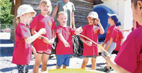  ?? DIRK LORENZ-BAUER (3) ?? Beim Angeln, das an kleinen Planschbec­ken auf dem Gelände des Hans-geupel-stadions möglich war, hatten auch Rosalie, Helena, Fynn und Emili (von links nach rechts) ihren Spaß. Sie und ihre Freunde werden im Kindergart­en Mozartweg betreut.