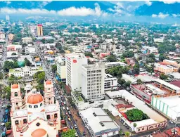  ?? FOTO: MELVIN CUBAS ?? DESARROLLO.
San Pedro Sula crece en infraestru­ctura, pero hace falta crear empleo y vivienda accesible .
