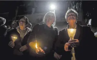  ?? FOTOS: CARLOS GIL ?? Vecinos se sumaron al vía crucis de la cofradía del Humillader­o.