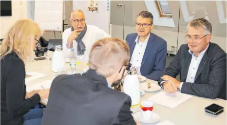  ?? FOTO: ANJA LUTZ ?? Die CDU-Abgeordnet­en Roderich Kiesewette­r (links) und Winfried Mack (rechts) beim Redaktions­gespräch.