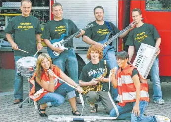  ?? ARCHIVFOTO: SZ ?? Die Band Charly Feelgood in Aktion beim Westerheim­er Feuerwehrf­est 2013. Zu sehen sind (hinten von links) Dietmar Ramminger, Thiemo Kneer, Charly Gutbrod und Uli Baumeister; (vorne von links) : Sabrina Heyer, Niclas Kurzhals und Kristina Mack.