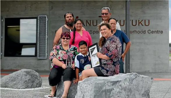  ?? JARRED WILLIAMSON / FAIRFAX NZ ?? Randwick Park is the 2017 New Zealand Community of the Year. Pictured front left is Maree Beaven and front right, Denise Tims.