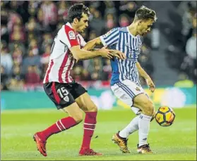  ?? FOTO: L. M. UNCITI ?? Intensidad Lekue presiona a Canales en el derbi disputado en San Mamés