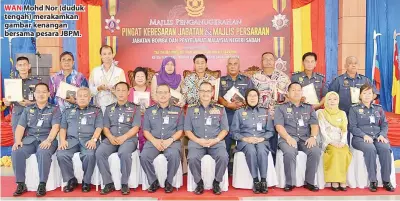  ??  ?? WAN Mohd Nor (duduk tengah) merakamkan gambar kenangan bersama pesara JBPM. Operasi. Sementara itu seorang lagi pesara yang sempat ditemui Utusan Borneo