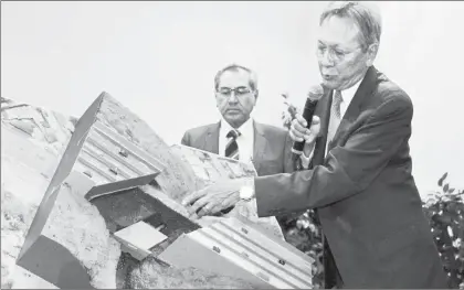  ?? Foto Roberto García Ortiz ?? El director general de Carreteras, Clemente Poon Hung, durante la conferenci­a de prensa