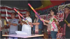  ??  ?? (From right) Kanowit police chief DSP Daniel Benjamin, Kanowit district officer Kathreen Eddie Saga, Alexander, Ron and Kanowit District Council councillor Lakun Laga shoot the confetti to officiate at the event.