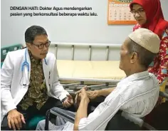  ?? KARTIKA SARI/JAWA POS ?? DENGAN HATI: Dokter Agus mendengark­an pasien yang berkonsult­asi beberapa waktu lalu.