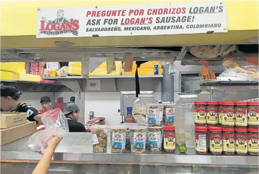  ?? AFP ?? Español. Carteles publicitar­ios en un supermerca­do norteameri­cano con menajes en español. Un dato sobre el avance del idioma.