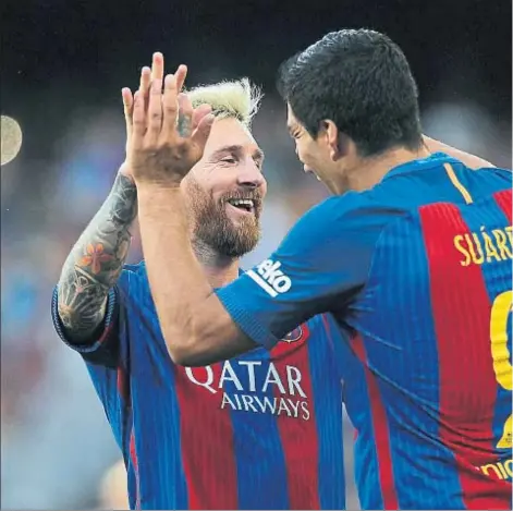  ??  ?? La química entre Leo Messi y Luis Suárez, que marcó tres goles, continúa dando resultados