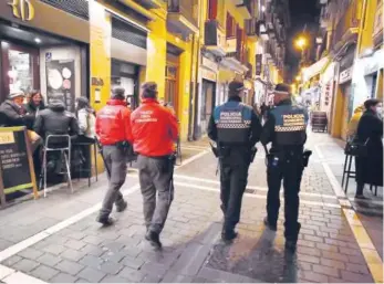  ??  ?? Policía Foral y Municipal vigilaron que se cumplieran las medidas.