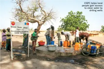  ??  ?? CNPC helps local people gain access to clean water by drilling wells