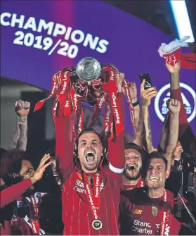  ?? FOTO: GETTY ?? El Liverpool recibió anoche el trofeo de campeón de la Premier 2019-20