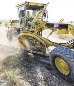  ?? EL PERIÓDICO ?? Un tractor trabaja en la adecuación de un camino agrícola.