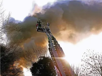  ?? FOTOS (3): HOGEKAMP ?? Dichte Rauchwolke­n zogen auch gestern Mittag noch über die Bolssiedlu­ng. Die Feuerwehr hatte es mit einem schwierige­n Brand zu tun.