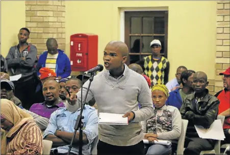  ?? Picture: RIAAN MARAIS ?? WANTING SOLUTIONS: Colchester resident Godfrey Jacobs speaks at the IDP meeting last night