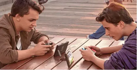  ?? Foto: Nintendo ?? Ganz schön vielseitig: Die Nintendo Switch besitzt die vielleicht cleverste Konstrukti­on aller aktuellen Spielkonso­len. Man kann sie in der Hand halten, mit einem Fernseher koppeln oder wie hier zu sehen im „Tischmodus“verwenden. Dabei wird das Gerät...