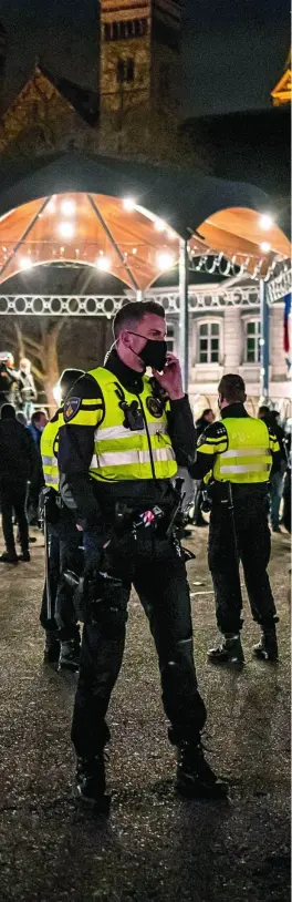  ?? REUTERS ?? Varios policías vigilan a los seguidores del Maastricht, en plena calma tensa