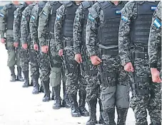  ??  ?? MEDIDA. Los depuradore­s están por concluir la “limpieza” en la Policía Nacional y afirman que en el Ejército también es necesaria.