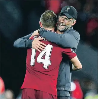  ?? DAVE THOMPSON / AP ?? Jürgen Klopp se abraza a Jordan Henderson tras el éxito del Liverpool