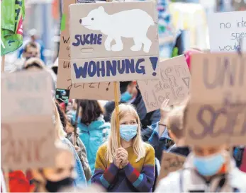  ?? FOTO: CHRISTOPH HARDT/IMAGO IMAGES ?? Die Fridays-for-Future-Aktivisten protestier­en während der Corona-Pandemie nicht mehr regelmäßig, sondern nur bei bestimmten Anlässen – wie beim globalen Klimastrei­k vor gut einem Monat. Man habe schon früh beschlosse­n, nicht mehr zu streiken, sagt Klimaschüt­zerin Merit Willemer.