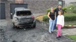  ?? FOTO KOEN LUTS ?? De auto van Els Jennekens brandde helemaal uit. De twee andere wagens werden meegenomen voor sporenonde­rzoek.