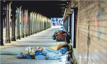  ?? FOTO: DPA ?? Ein Obdachlose­r hat sich am Hauptbahnh­of in Hannover eingericht­et.