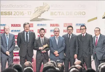  ?? FOTO: P. PUNTÍ ?? Cuilemborg (EMS), Villavecch­ia (Damm), Messi, Gallardo (Marca), Bartomeu (FCB), Speroni (UE) y Agenjo (Damm)