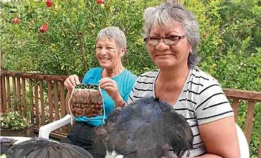  ??  ?? Raewyn OrmsbyRiha­ri with artwork made from feathers and Tiwai Rawiri with a pukeko pelt.