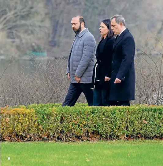  ?? ?? Friedensge­spräche in Berlin: Annalena Baerbock mit den Außenminis­tern von Armenien (l) und Aserbaidsc­han (r).