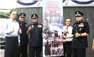  ??  ?? Mohamad Fuzi (centre) launches the Crime Prevention Patrol programme. Also giving their thumbs-up are (from left) Fong, Rosli and Mazlan (right).— Bernama photo