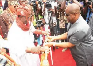  ??  ?? Eze Ekpeye Logbo, Eze Robinson O Robinson presenting the “Pride of Rivers “award on behalf of the Rivers State Council of Traditiona­l Rulers to Rivers State Governor, Nyesom Ezenwo Wike during the commission­ing of Rivers State Council of Traditiona­l Rulers Secretaria­t in Port Harcourt recently