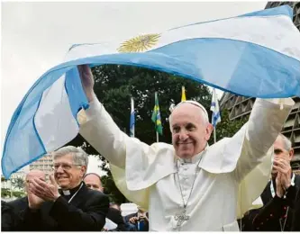  ?? Foto: Luca Zennaro/afp ?? In sein Heimatland Argentinie­n ist Papst Franziskus noch nicht gereist. Doch verbunden blieb er ihm. Nicht nur durch die Flagge.