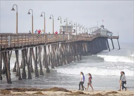  ?? Nelvin C. Cepeda TNS ?? A MEXICAN sewage spill in February has also tainted U.S. shores. U.S. border agents have reported respirator­y problems and even burns.