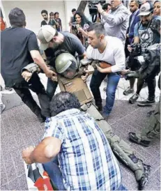  ??  ?? ► En pleno centro de Santiago, varios carabinero­s resultaron heridos en los incidentes.