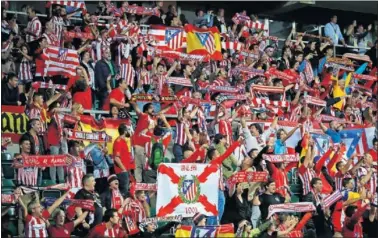 ??  ?? La afición del Atlético, en un partido reciente en el Wanda Metropolit­ano.